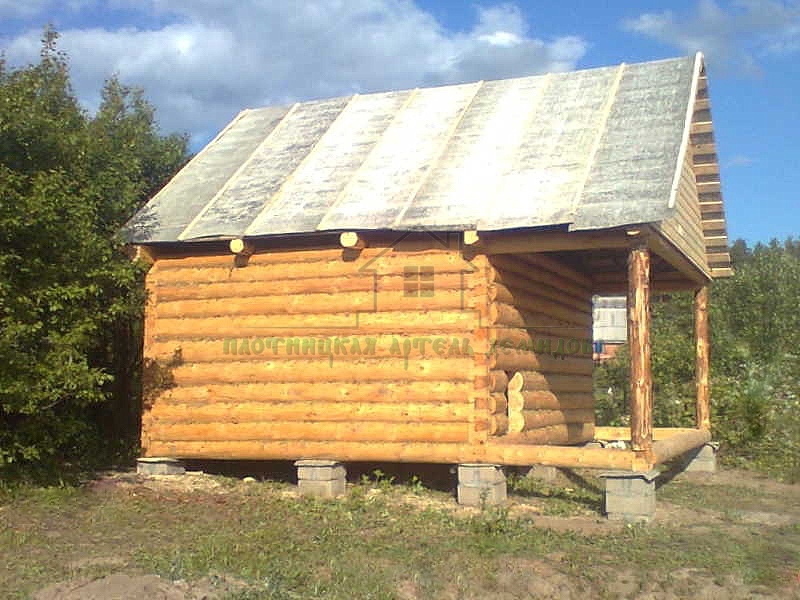 Сруб бани в лапу 4х4 с террасой 2м