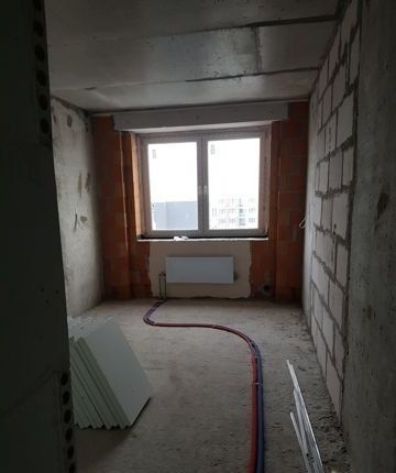 От дома до метро ходит транспорт.